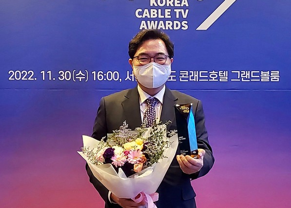 ▲ 박일하 동작구청장이 11월 30일 ‘2022년 케이블TV방송대상’ SO 특별상을 받고 기념 촬영하고 있다.