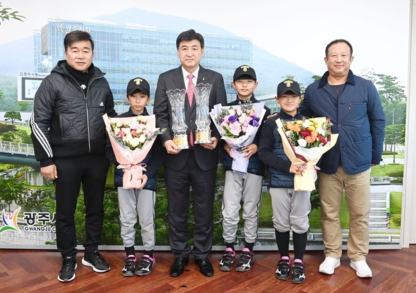 ▲ 광주시 퇴촌 유소년 야구단 방세환 시장 접견 모습.