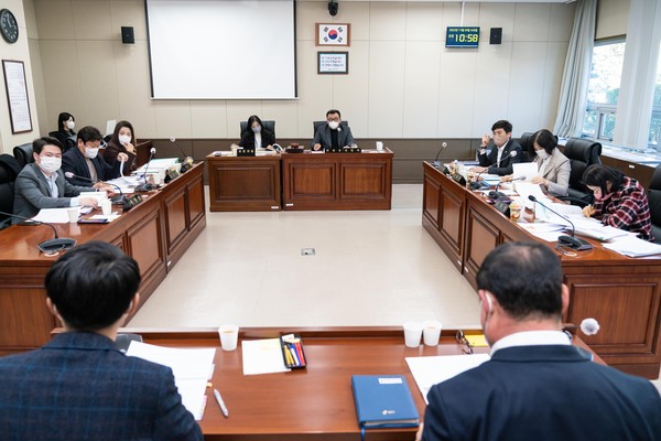 ▲ 경제환경위원회 행정사무감사 진행 모습.