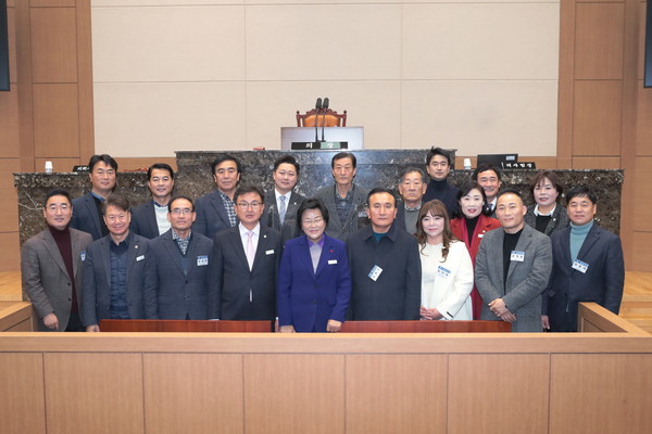 ▲ 232회 제1차 본회의 명예의원 위촉식.