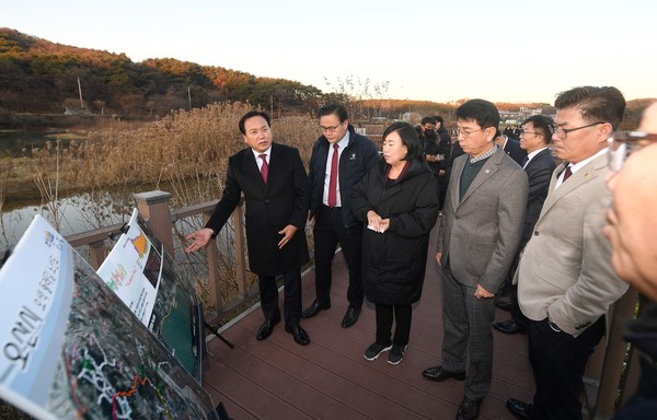▲ 이권재 오산시장(왼쪽 끝), 경기도의회 교섭단체 국민의힘과 오산시 주요 현안 점검 중인 모습.