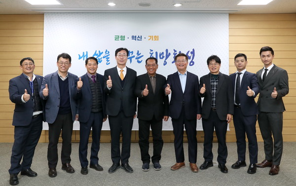 ▲ 정명근 화성시장(왼쪽에서 네번째), 한-인니 교류 활성화 대담 후 기념사진 촬영.