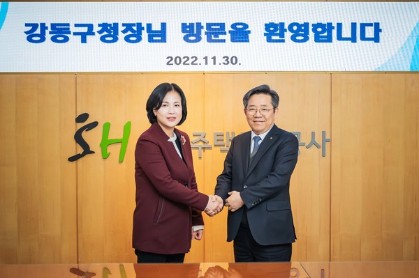▲ ‘강동구-SH공사 협력 발전을 위한 건의사항’을 직접 설명하기 위해 SH공사에 방문한 이수희 강동구청장.