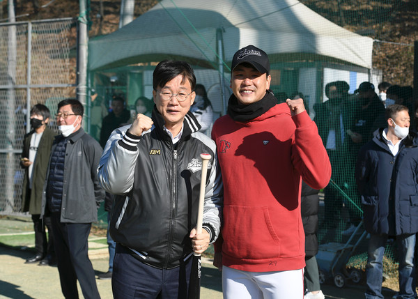 ▲ 이민근 안산시장(왼쪽), 안산공고 야구축제 참석해 김광현 선수와 기념사진 촬영.