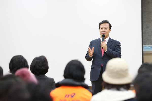 ▲ 김성제 의왕시장, 사랑채노인복지관 김장나눔 및 송년행사 참석해 인사말 전하는 모습.