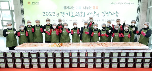 ▲ 정성 담긴 김장으로 훈훈한 겨울나기 희망 나누는 염종현 의장.