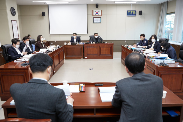▲ 용인특례시의회 경제환경위원회 행정사무감사 진행 모습.
