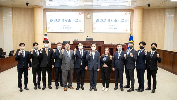 ▲ 안산시의회 송바우나 의장, 대만 단수이 JC 방문단 접견 후 기념사진 촬영.