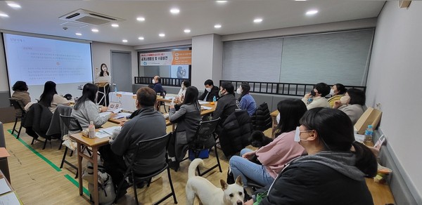 ▲ 경기도사회서비스원, 동물매개 심리지원서비스 공개사례 발표회 진행중인 모습.