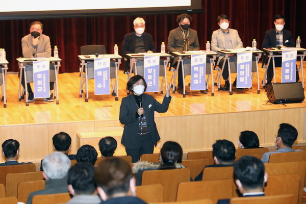 ▲ 김보라 안성시장, 반도체 전략산업 특화단지 유치 및 인력양성센터 구축 포럼 참석해 인사말 전하는 모습.