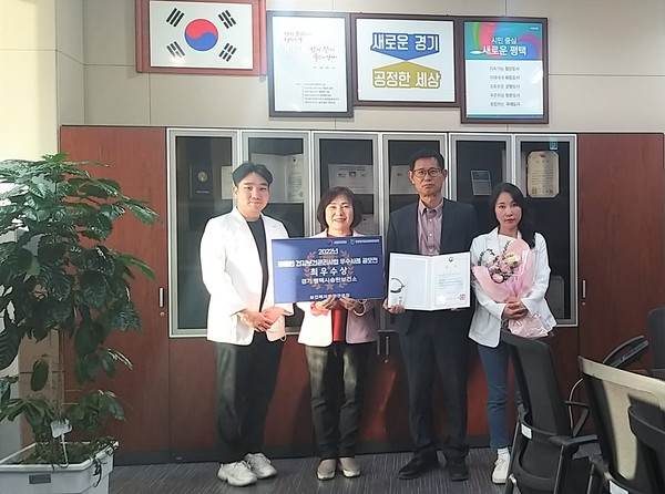 ▲ 평택시 송탄보건소, 2022년 장애인 건강보건관리사업 우수사례 최우수기관으로 보건복지부장관 표창 수상 후 기념사진 촬영.