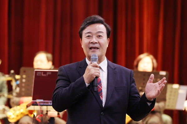 ▲ 김성제 의왕시장, 의왕시 평생학습 동아리 박람회 참석해 인사말 전하는 모습.