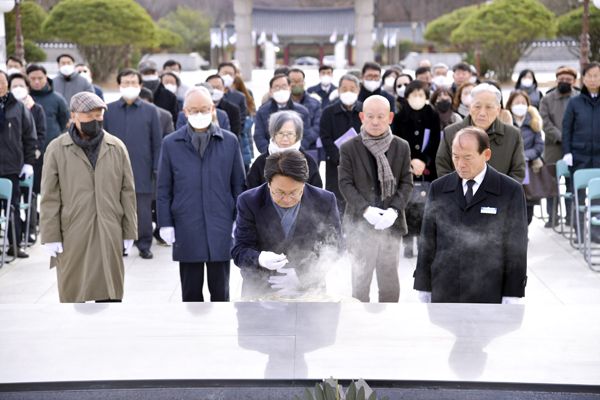 ▲ 강기정 광주광역시장이 5일 오전 북구 국립5·18민주묘지 충혼탑 앞에서 열린 '고(故) 송기숙 교수 1주기 추모식'에 참석해 분향을 하고 있다.