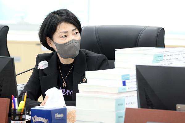 ▲ 이경혜 의원, 道교육청 예산 절감을 위해 유사 사업 플랫폼의 통합 구축 제안.