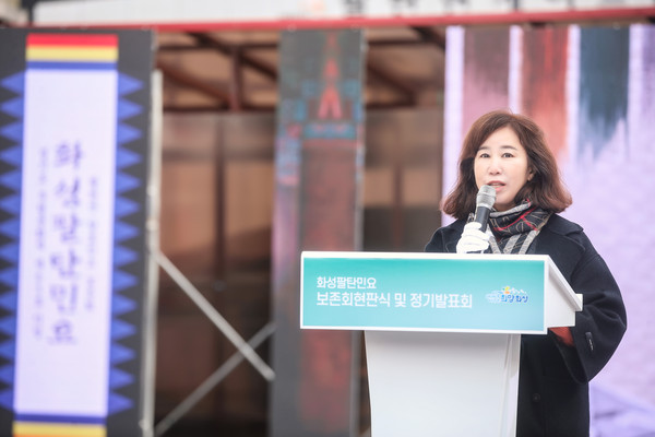 ▲ 지난 4일 화성팔탄민요 보존회가 팔탄면 향토민요복원관 앞에서 ‘경기도 무형문화재 제65호 지정’ 현판식을 진행했다.