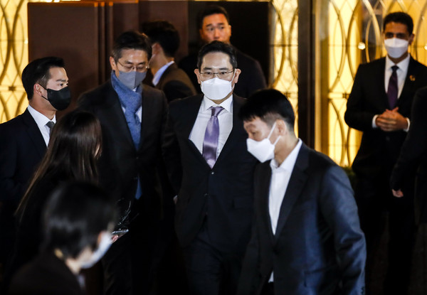 ▲ 이재용 삼성전자 회장이 17일 오후 빈 살만 사우디아라비아 왕세자와 차담회를 마친 뒤 서울 중구 롯데호텔을 나오고 있다./뉴시스