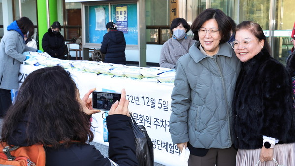 ▲ 김보라 안성시장(왼쪽), 이웃돕기 쌀 나눔행사 참석해 기념사진 촬영.