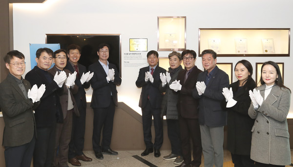 ▲ 화성시 ‘2022 지방규제혁신 우수기관 인증패 현판식’ 기념사진.