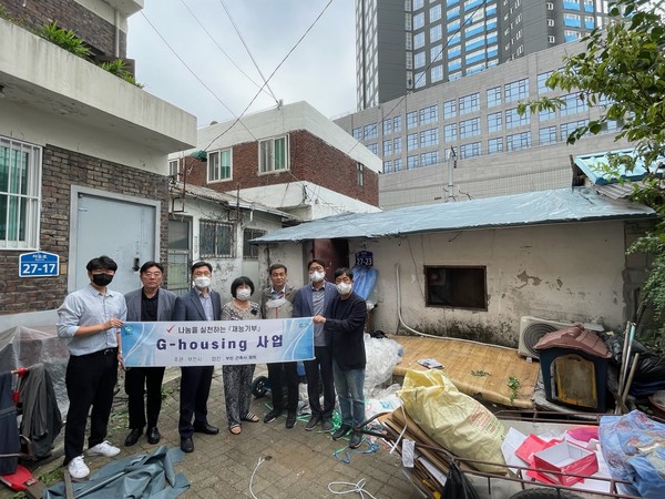 ▲ 심곡본동 지하우징(G-Housing) 주거환경 개선사업 공사 후 기념촬영을 하고 있다.
