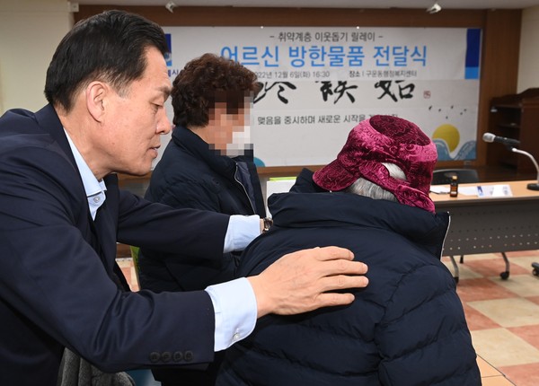▲ 이재준 수원시장, 구운동 어르신들에 방한물품 전달하는 모습.