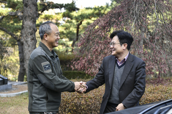 ▲ 김병수 김포시장(오른쪽), 군부대·소방서 연말 위문·격려.