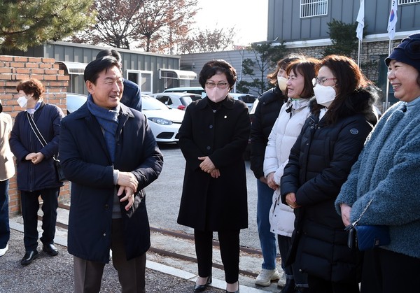 ▲ 김동근 의정부시장(왼쪽), 입석마을 정주 환경 개선 관련 현장 방문.