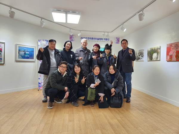 ▲ 2022 한국휴먼미술협회전 참여 작가 단체사진.