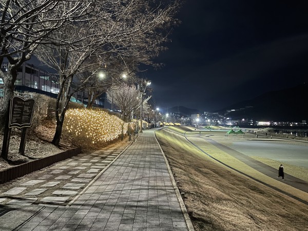 ▲ 청석공원 산책로.