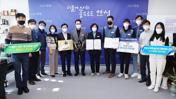 ▲ 김보라 안성시장(오른쪽에서 여섯번째), 국무총리 표창 수상 기념사진 촬영.