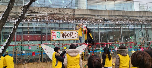 ▲ 오산시 중앙도서관 키움봉사회, 재능기부 나무뜨개옷 입히기 행사 진행중인 모습.