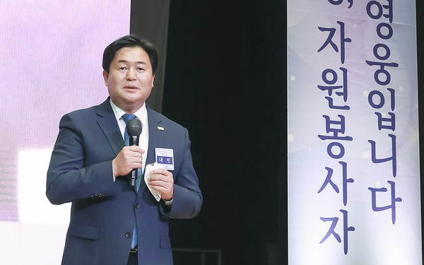 ▲ 임병택 시흥시장, 자원봉사자의 날 기념 ‘다시, 봄’ 행사 참석해 인사말 전하는 모습.