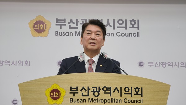 ▲ 부산시의회에서 발언하는 안철수 의원. /뉴시스