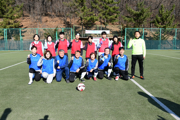 ▲ 안산시 골(Goal) 때리는 그린널스(Nurses) 창단식 개최 기념사진.
