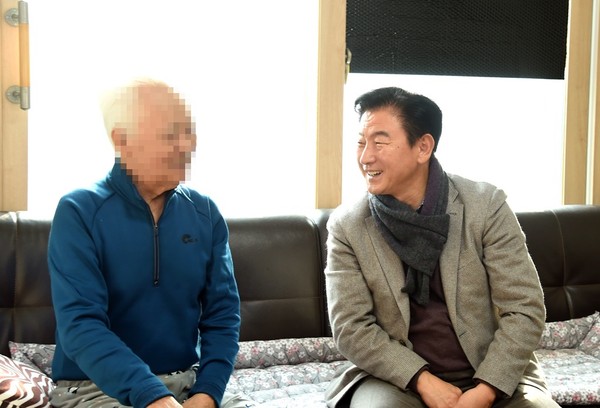 ▲ 김동근 의정부시장(오른쪽), 시민과 소통하는 모습.