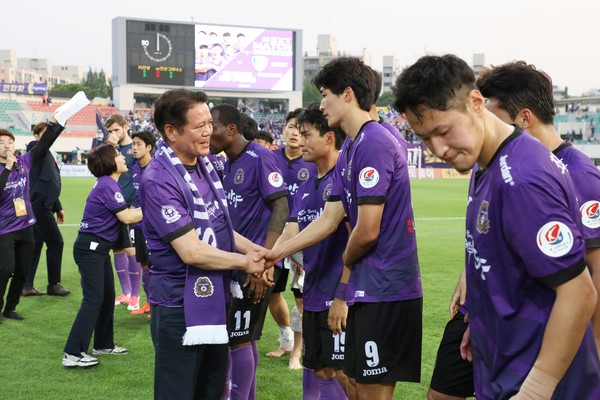 ▲ FC안양 경기전 조규성선수와 악수.