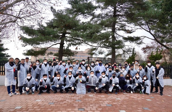 ▲ 10일 오전 권선구 서둔동, 평동 일대에서 열린 ‘수원도시공사 사랑의 연탄 나눔 봉사활동’에서 수원도시공사 임직원과 노동조합원 50여 명이 파이팅을 외치고 있다.