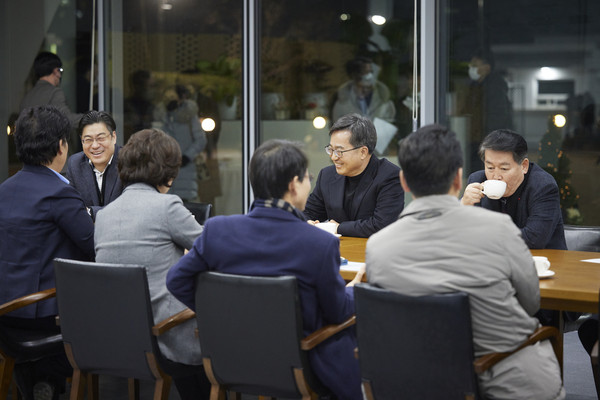 ▲ 김동연 경기도지사(뒷줄 오른쪽에서 두번째), 국회의원 초청 간담회 참석해 회의 진행중인 모습.