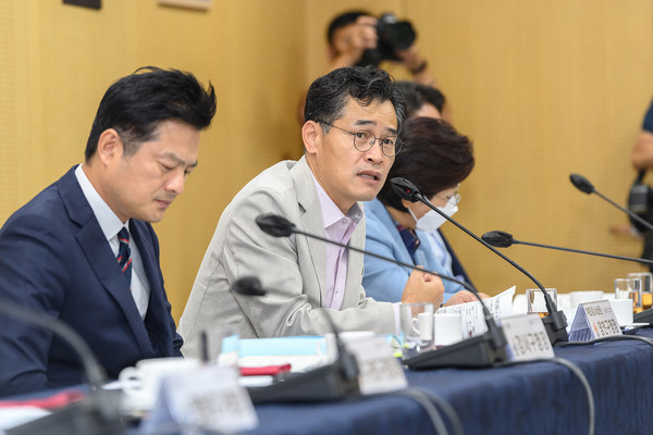 ▲ 서울시구청장협의회에서 안전진단 제도 개선안을 제안중인 이기재 양천구청장.