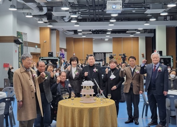 ▲ 강남구의회 김형대 의장과 의원들이 사업보고회 참석자들과 기념촬영을 하고 있다.(좌측에서 6번째 김형대 의장, 우측에서 2번째 황영각 복지도시위원장).