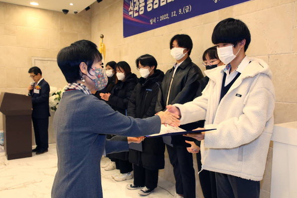 ▲ 석관동 통장협의회 장학회 장학금 전달 모습.