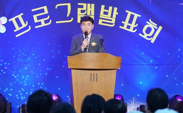 ▲ 방세환 광주시장, 곤지암읍 주민자치센터 프로그램 발표회 참석해 인사말 전하는 모습.