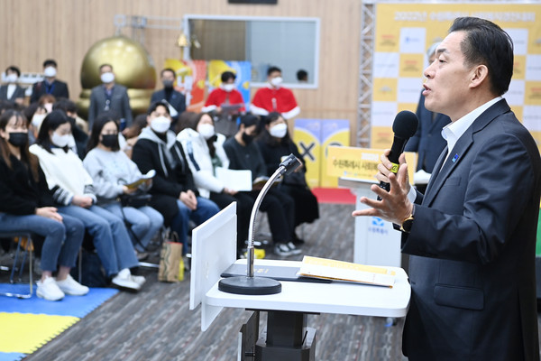 ▲ 이재준 시장이 ‘2022 수원특례시 사회복지경진대회’에 참석해 축사를 하고 있다.