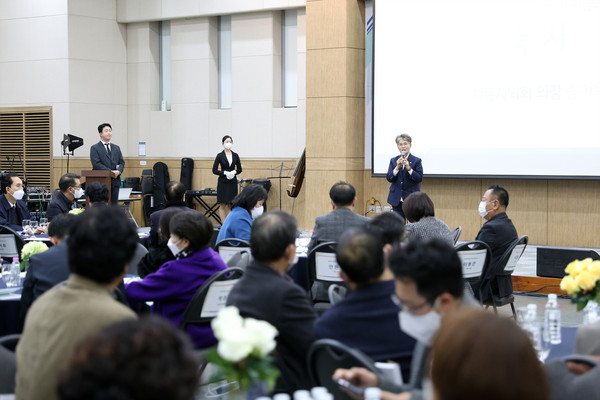 ▲ 2022년시흥산업진흥원기업인만남의날_축사중인 송미희 의장.