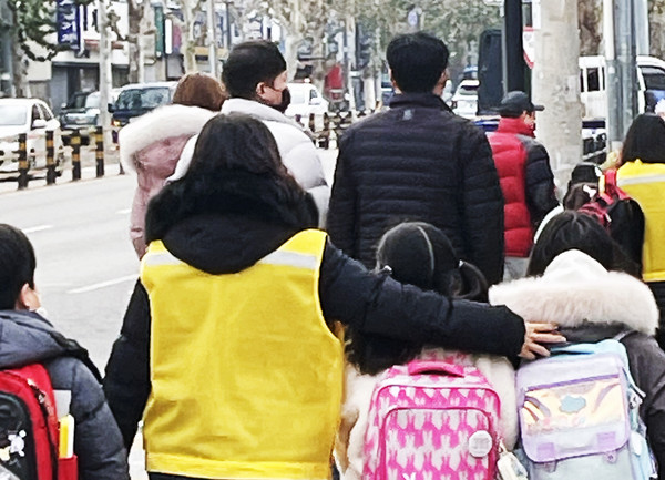 ▲ 용두초 교통안전지도사가 아이들과 하교하고 있다.
