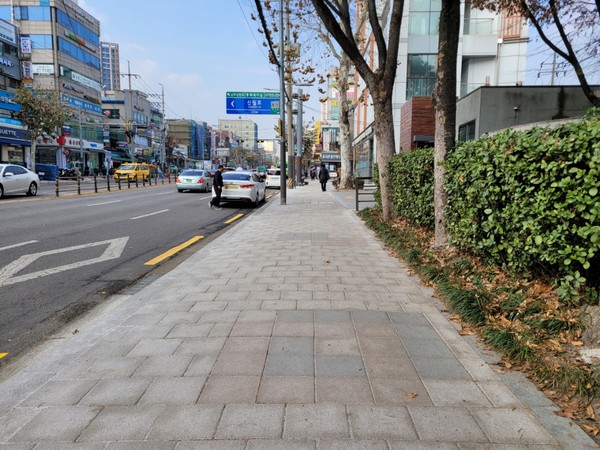 ▲ 재활용 가능한 친환경 보도블록 조성 및 포인트 패턴블록 설치 모습.