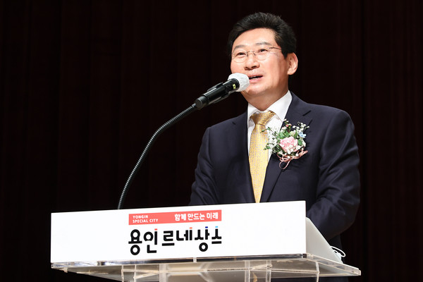 ▲ 이상일 용인시장, 새마을지도자대회 참석해 인사말 전하는 모습.