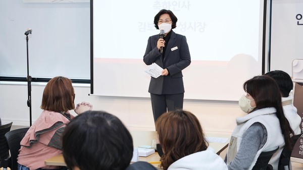 ▲ 김보라 안성시장, 공유누리 참석해 인사말 전하는 모습.