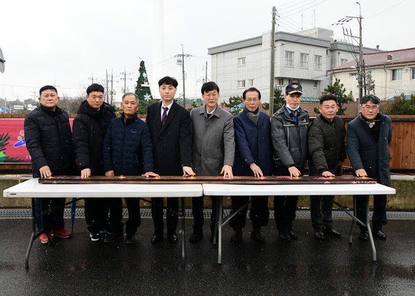 ▲ 이민근 안산시장(가운데), 대부도 방아머리 입구에서 진행된 트리 점등식 참석자들과 기념사진 촬영.