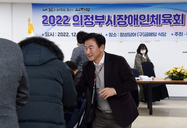 ▲ 김동근 의정부시장, 의정부시장애인체육회 이사회 참석해 참석자들과 인사나누는 모습.