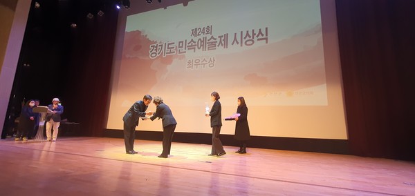 ▲ 경기도민속예술제 아미산울어리 최우수상 수상 기념사진.